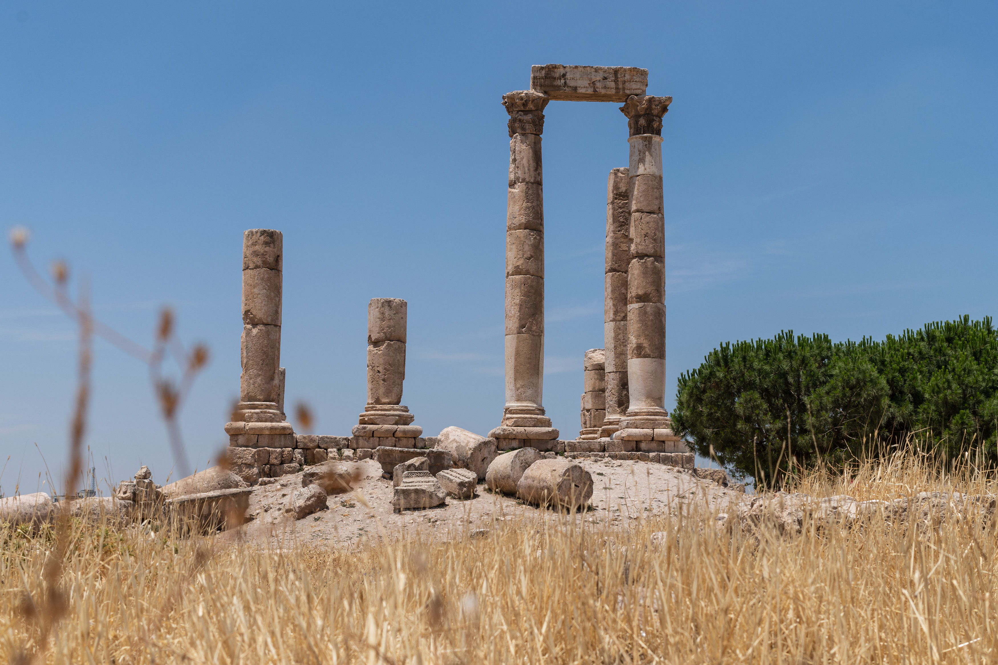 Säulen vor dem Archäologischen Museum Amman.jpg