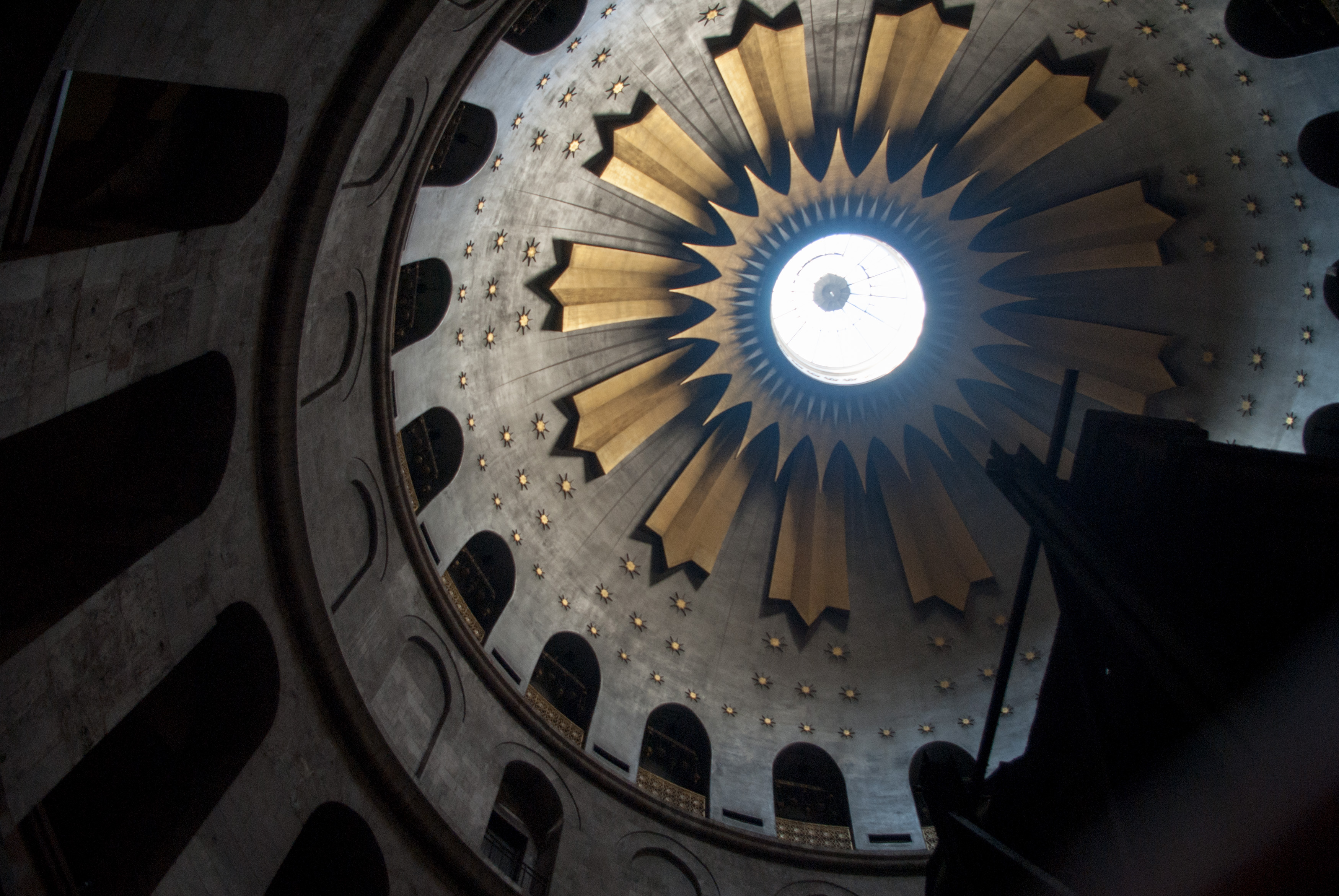 Innenansicht der Grabeskirche.jpg